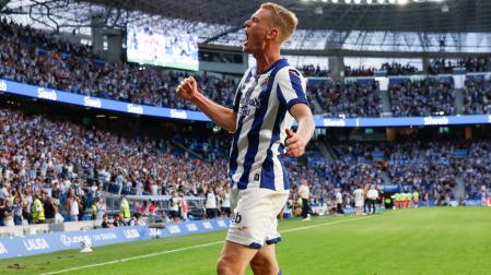 El delantero islandés de la Real Orri Steinn Óskarsson celebra su gol
