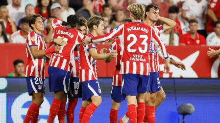 El delantero del Atlético de Madrid Alejandro Baena (3i) celebra su segundo gol con sus compañeros