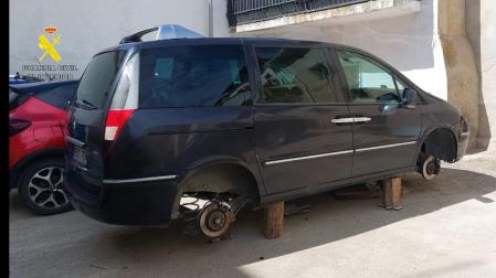 Imagen del vehículo con las cuatro ruedas robadas en Caparroso
