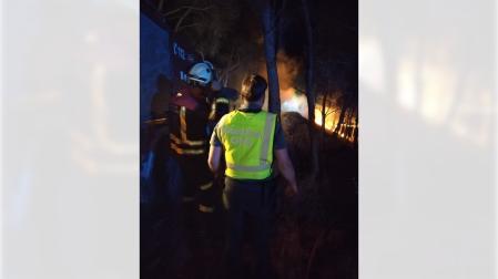 Imagen de un agente de la Guardia Civil y bomberos, en el incendio de Peralta