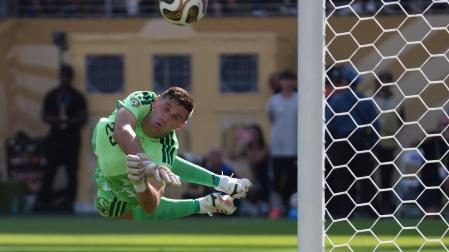 Emiliano 'Dibu' Martínez de Argentina despeja un balón durante la final del Mundial ante España