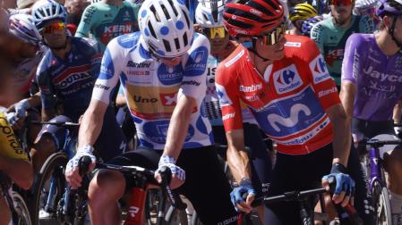 El nuevo líder de la clasificación general, el español Enric Mas (d), del Movistar Team, conversa con el líder de la Montaña, el noruego Andreas Leknessund, del Uno-X Mobility, antes de darse la salida de la novena etapa de La Vuelta a España, este domingo, en Villajoyosa. La etapa de 187.4 km discurre entre Villajoyosa y Alto de Aitana.