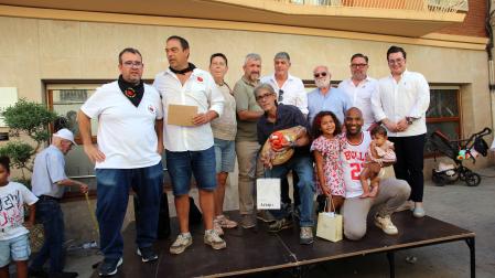Galardonados, jurado y organizadores del Concurso Tomate Feo de Tudela, tras la entrega de premios