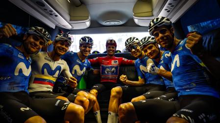 Enric Mas, junto con el resto del equipo momentos antes de la salida de etapa de Aitana en el bus del Movistar.