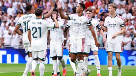 El delantero francés del Real Madrid Kylian Mbappé (i) celebra el tercer gol de su equipo durante el partido de LaLiga entre el Real Madrid y el Málaga