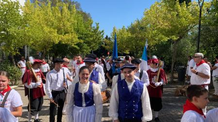 Los mayordomos, en el primer plano, y los maceros, al fondo, al inicio del desfile en Zizur Mayor
