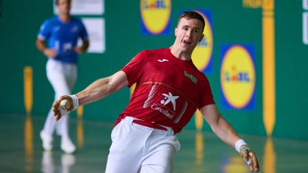 Artola golpea una pelota en Lumbier.