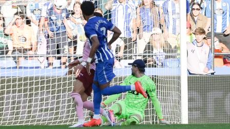 El delantero gabonés del Deportivo Pierre-Emerick Aubameyang (delante) marca el segundo gol del equipo gallego
