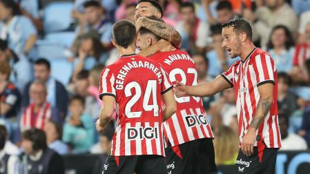 El centrocampista del Athletic Club Robert Navarro (2d) celebra su gol en el partido de la tercera jornada de LaLiga que Celta de Vigo y Athletic Club de Bilbao