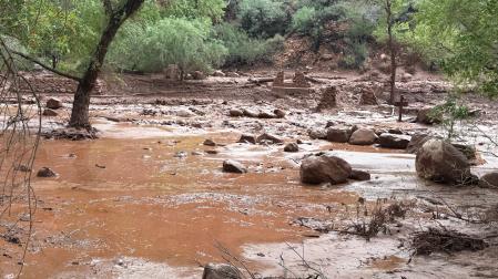 Fotografía cedida por el Servicio de Parques Nacionales de EE UU que muestra los restos de los pilares de un puente de piedra destruido debido a una crecida repentina del arroyo Bright Angel en Arizona