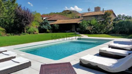 La propiedad cuenta con una coqueta piscina en el jardín