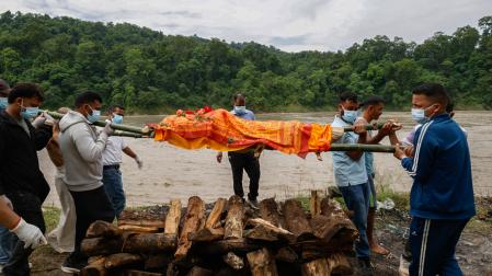 Aumentan a más de 900 los muertos en Nepal por la devastadora riada en la frontera con China