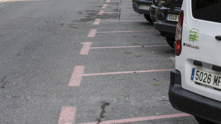 Imagen de varios vehículos aparcados en zona naranja en Pamplona