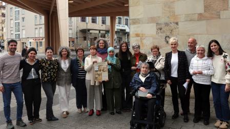 Imagen de la presentación del proyecto comunitario por el bienestar de personas mayores de 60 años 'Tejiendo Comunidad, con la participación de Alberto Zamorano Castaño, Cristina Arina Cordeu, Elena Valtierra Ondarra, Oihane Armendáriz Soriano, Ana Fernández, Amelia Lapuente Jiménez, Asun Fernández de Garayalde y Lazcano, Txuma Morcillo Larraza, Mª Asun Salegi Rivera, Inma Arroyo Goikoetxea, Isabel Gastaminza Agirrebengoa, Juli Álvaro Peral, Fatima Benddine Yousfi, Jesu Martiarena Alegría y Alodia Álvaro Igoa. EDUARDO BUXENS