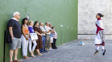 José Mari Lana, primero por la izquierda, en el homenaje de este 29 de agosto, en Eratsun.