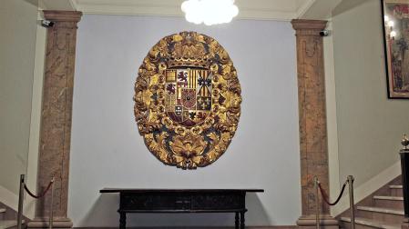 El escudo de armas reales que actualmente preside el zaguán de la Casa Consistorial