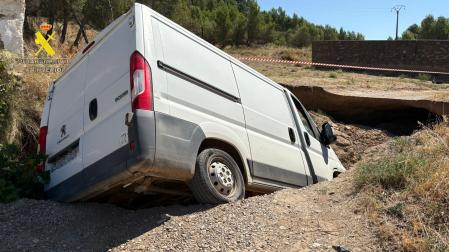 Foto de la furgoneta atrapada por un socavón en Sartaguda