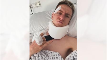 Imagen que publicó el ciclista Tadej Pogacar en sus redes sociales desde el hospital tras su caída en La Vuelta,en la cama del centro sanitario donde está ingresado con una canción del grupo Bee Gees, 'Stayin' alive' (Seguir vivo)