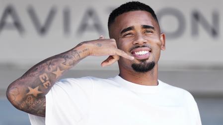 El delantero brasileño de 29 años, Gabriel Jesús, nuevo fichaje del FC Barcelona a su llegada al aeropuerto de Barcelona