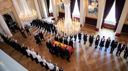 Traslado del féretro de Harald V de Noruega a la capilla del Palacio Real de Oslo