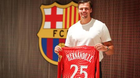Sergey Hernández posa con la camiseta del Barcelona durante su presentación
