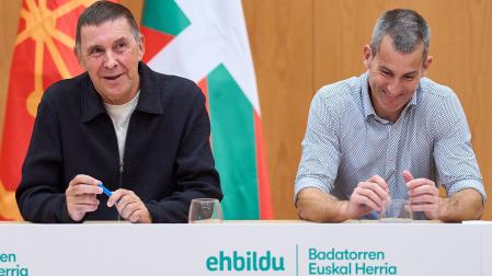 Arnaldo Otegi sonríe junto a Arkaitz Rodriguez este lunes, en la reunión que Bildu celebró en Baluarte