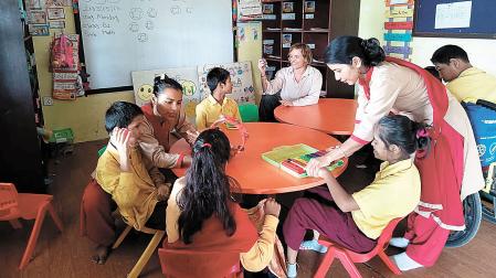 Marta Guardado Minchinela, de 42 años, apoyando en la clase B1 de Asha School Hetauda junto a la profesora y la educadora