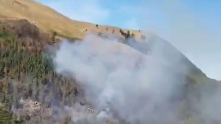 El incendio forestal de Urzainqui se ha reactivado durante la tarde de este lunes y ha sobrepasado el perímetro de control por su flanco derecho