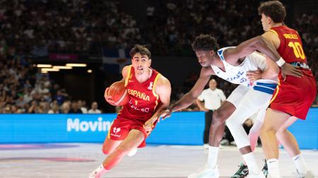 Kostas Antetokounmpo (centro), de Grecia, en acción contra Álvaro Cárdenas (izquierda), de España, durante el partido de clasificación para la Copa del Mundo de Baloncesto FIBA 2027 entre Grecia y España