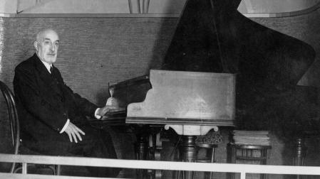 El compositor y pianista Valentín Larrea Iturbe