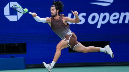 Carlos Alcaraz golpea a la pelota en su primer partido en el Abierto de Estados Unidos