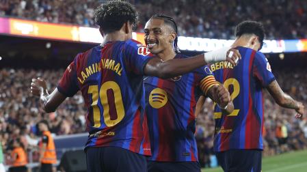 Lamine Yamal y Raphinha celebran uno de los tantos del Barça durante el encuentro contra el Rayo Vallecano