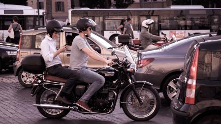 Una moto, en el tráfico urbano