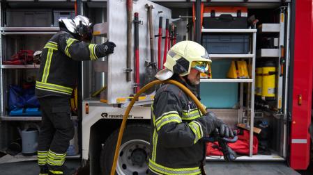 Bomberos de Navarra, junto a un camión