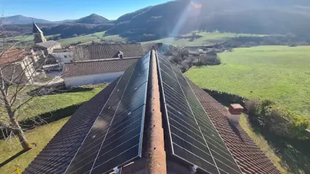 Instalación solar sobre una vivienda residencial