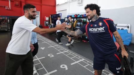 Romain Del Castillo saluda a Rubén García en Tajonar