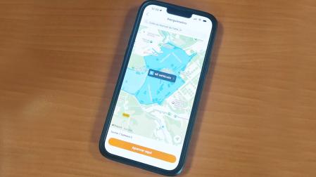 La app permite elegir la ubicación mediante un mapa o un listado