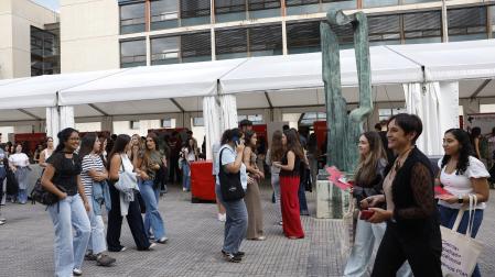 Alumnos pasean delante de la Biblioteca de la UPNA, durante la jornada de bienvenida.