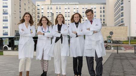 De izquierda a derecha: Paula Romano y María Gárate, coordinadoras de la Unidad Central de Ensayos Clínicos, y los doctores Anna Vilalta, María Rodríguez Ruiz e Ignacio Melero -investigador principal del ensayo-
