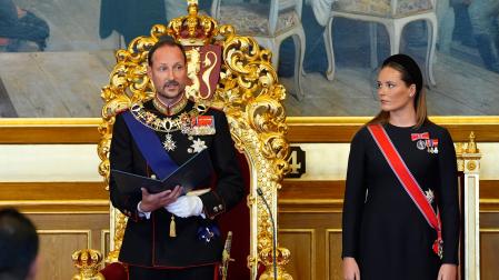 Haakon VIII presta juramento en el Parlamento noruego como nuevo monarca