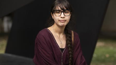 La estudiante Meryem Bhallil Bahloul, en la UPNA