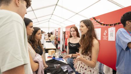 Puestos informativos en la jornada de bienvenida del nuevo curso escolar en la UPNA