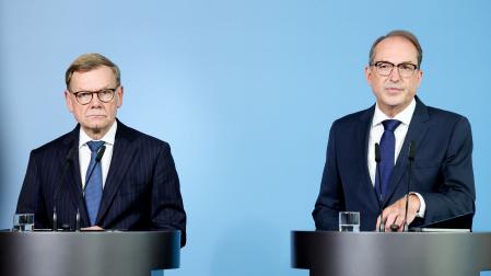 El ministro del Interior alemán, Alexander Dobrindt (derecha), y el ministro de Asuntos Exteriores alemán, Johann Wadephul, en la rueda de prensa en la que han informado sobre el incidente con drones en el aeropuerto de Leipzig
