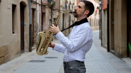 Íñigo Galdeano Lasheras, con su saxofón en la calle La Rúa de Estella durante sus recientes vacaciones en su ciudad.