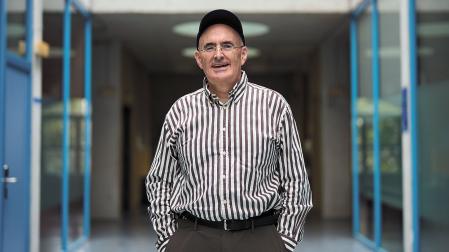 Josetxo Beriain, en el pasillo central de la primera planta del edificio Los Magnolios de la UPNA