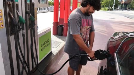 Un vehículo repostando este martes gasóleo en una estación de servicio en Iturrama