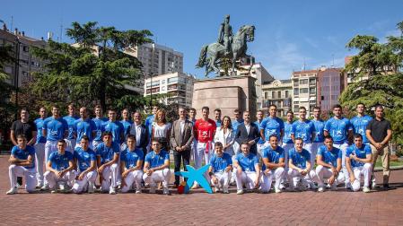 Los pelotaris que van a participar en los dos torneos de San Mateo, ayer en el Espolón de Logroño.