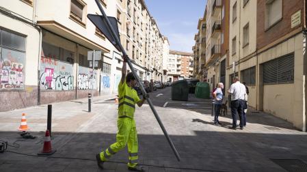 Un operario traslada una señal de ‘ceda el paso’ en la zona de acceso limitado de la calle Manuel de Falla