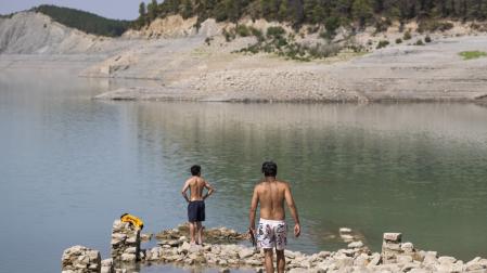 *A: Irati Aizpurua San Román *F: 19-08-26 *T: Fotos para apertura sobre embalses, de carácter lúdico y del nivel del agua. *L: Embalse de Yesa