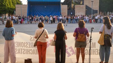 Fotos de la concentración en Zizur Mayor en repulsa a la agresión sexual sufrida por una menor durante las fiestas